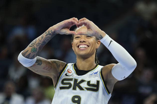 CHICAGO, USA - August 5: Natasha Cloud (9 Chicago Sky) gestures a heart with her hands during the WNBA, Basketball Damen, USA game between the Chicago Sky and Los Angeles Sparks at Wintrust Arena on Monday, August 5 in Chicago, USA  Copyright: xShainaxBenhiyoun SPPx Sportspressphoto_SPR201276