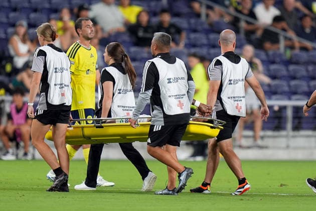 August 5, 2026, Nashville, Tennessee, USA: Leon midfielder Edgar Guerra (18) is helped off the pitch by medical staff against Nashville SC during the second half at Geodis Park. Nashville USA - ZUMAh237 20260805_zsp_h237_015 Copyright: xCamdenxHallx