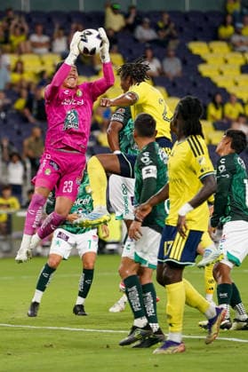 August 5, 2026, Nashville, Tennessee, USA: Leon goalkeeper Oscar GarcoÂ­a (23) defends against Nashville Sc during the second half at Geodis Park. Nashville USA - ZUMAh237 20260805_zsp_h237_019 Copyright: xCamdenxHallx