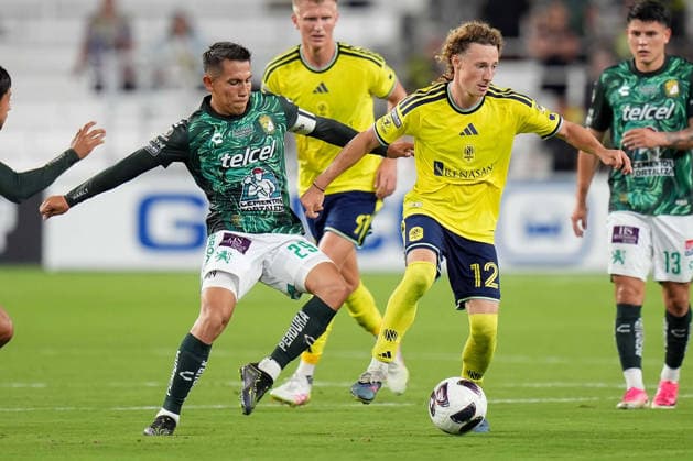 August 5, 2026, Nashville, Tennessee, USA: Nashville SC midfielder Charles-Emile Brunet (12) moves the ball against Leon forward Jose Alvarado (29) during the second half at Geodis Park. Nashville USA - ZUMAh237 20260805_zsp_h237_023 Copyright: xCamdenxHallx