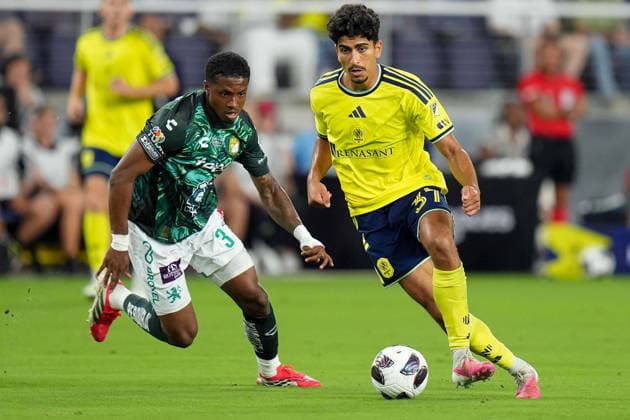 August 5, 2026, Nashville, Tennessee, USA: Nashville SC midfielder Ahmed Qasem (37) moves the ball against Leon defender Juan Guevara (3) during the second half at Geodis Park. Nashville USA - ZUMAh237 20260805_zsp_h237_029 Copyright: xCamdenxHallx