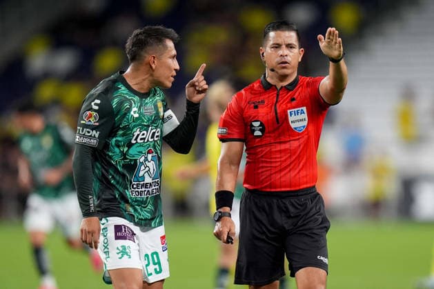 August 5, 2026, Nashville, Tennessee, USA: Leon forward Jose Alvarado (29) disputes a call with the referee during the second half against Nashville SC at Geodis Park. Nashville USA - ZUMAh237 20260805_zsp_h237_030 Copyright: xCamdenxHallx