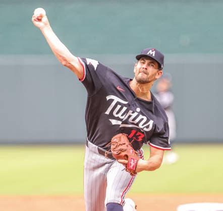 AUG 05, 2026: Minnesota Twins relief pitcher Dean Kremer (13) warms up before the game against the Kansas City Royals at Kauffman Stadium Kansas City, MO. CSM MLB, Baseball Herren, USA 2026: Twins Vs Royals August 5th  - ZUMAc04_ 20260805_zma_c04_018 Copyright: xRomanxPunox