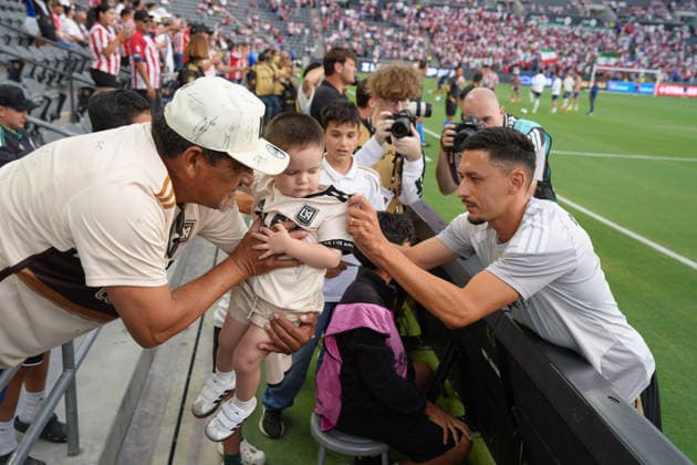 Mark Delgado (R) of Los Angeles greets fans in a Leagues Cup match between Los Angeles FC and Guadalajara at the BMO Stadium in Los Angeles, United States, 05 August 2026. Leagues Cup - Los Angeles FC vs Guadalajara !ACHTUNG: NUR REDAKTIONELLE NUTZUNG!  Copyright: xOmarxAlonsox AME6414 20260806-55021081742_1