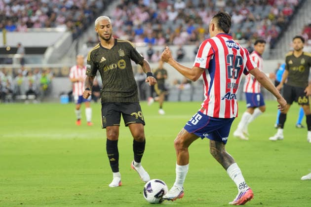 Denis Bouanga (L) of Los Angeles vies for the ball with Roberto Alvarado of Guadalajara in a Leagues Cup match between Los Angeles FC and Guadalajara at the BMO Stadium in Los Angeles, United States, 05 August 2026. Leagues Cup - Los Angeles FC vs Guadalajara !ACHTUNG: NUR REDAKTIONELLE NUTZUNG!  Copyright: xOmarxAlonsox AME6444 20260806-55021081747_1