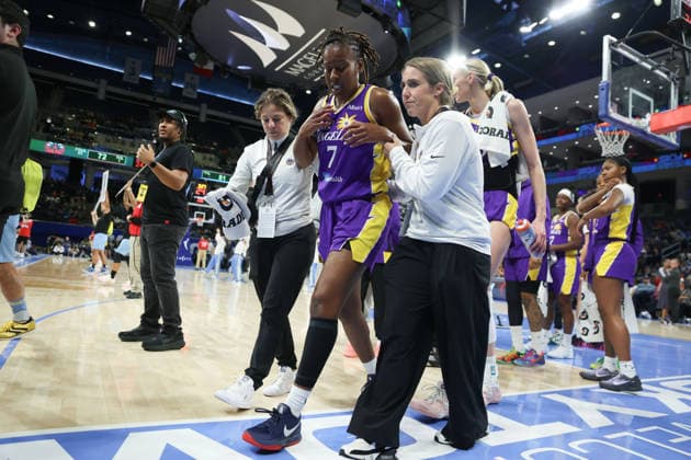 CHICAGO, USA - August 5: Ariel Atkins (7 Los Angeles Sparks) leaves the court injured during the WNBA, Basketball Damen, USA game between the Chicago Sky and Los Angeles Sparks at Wintrust Arena on Monday, August 5 in Chicago, USA  Copyright: xShainaxBenhiyoun SPPx Sportspressphoto_SPR201409
