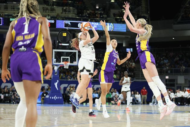 CHICAGO, USA - August 5: Rachel Banham (24 Chicago Sky) shoots the ball during the WNBA, Basketball Damen, USA game between the Chicago Sky and Los Angeles Sparks at Wintrust Arena on Monday, August 5 in Chicago, USA  Copyright: xShainaxBenhiyoun SPPx Sportspressphoto_SPR201423