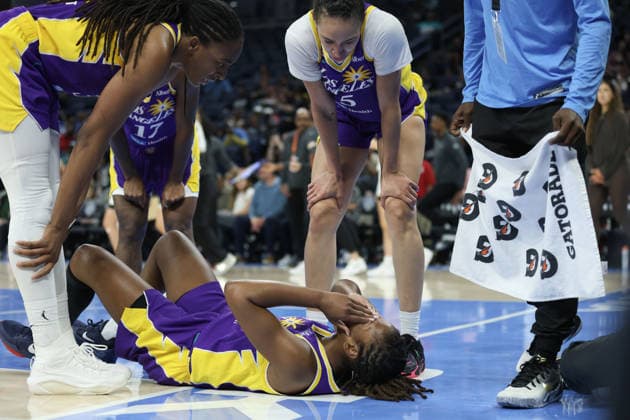 CHICAGO, USA - August 5: Ariel Atkins (7 Los Angeles Sparks) lies injured on the court during the WNBA, Basketball Damen, USA game between the Chicago Sky and Los Angeles Sparks at Wintrust Arena on Monday, August 5 in Chicago, USA  Copyright: xShainaxBenhiyoun SPPx Sportspressphoto_SPR201437