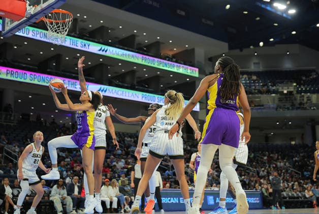 CHICAGO, IL - AUGUST 05: Rae Burrell 12 of the Los Angeles Sparks drives to the basket for a layup past Kamilla Cardoso 10 of the Chicago Sky during the second half on August 5, 2026 at Wintrust Arena in Chicago, Illinois. (Photo by Melissa Tamez Icon Sportswire) WNBA, Basketball Damen, USA AUG 05 Los Angeles Sparks at Chicago Sky EDITORIAL USE ONLY Icon260805013
