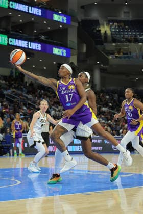 CHICAGO, IL - AUGUST 05: Erica Wheeler 17 of the Los Angeles Sparks drives to the basket for a layup during the second half against the Chicago Sky on August 5, 2026 at Wintrust Arena in Chicago, Illinois. (Photo by Melissa Tamez Icon Sportswire) WNBA, Basketball Damen, USA AUG 05 Los Angeles Sparks at Chicago Sky EDITORIAL USE ONLY Icon260805021