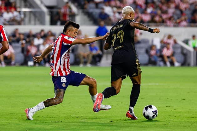 Leagues Cup - LAFC vs Chivas Guadalejara Guadalajara forward Roberto Alvarado (25) defends LAFC forward Denis Bouanga (99) during the first half of a Leagues Cup match between Los Angeles FC and Club Deportivo Guadalajara (Chivas) at BMO Stadium in Los Angeles, California, USA, 05 August 2026. LOS ANGELES CALIFORNIA UNITED STATES  Copyright: xCHRISxTORRESx