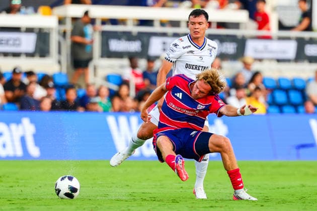August 5, 2026, Mansfield, Texas, USA: MANSFIELD, TX : FC DallasÃ¢â‚¬â ¢ CLAY HOLSTAD (33) kicks the ball towards a teammate as QueretaroÃ¢â‚¬â ¢s DANIEL PARRA (27) attempts to defend during their Leagues Cup 2026 match at Texas Health Mansfield Stadium in Mansfield on Wednesday. Mansfield USA - ZUMAm257 20260805_zsp_m257_006 Copyright: xBrianxMcLeanx
