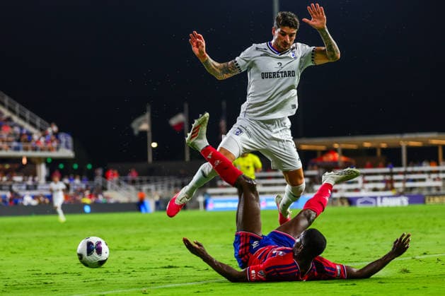 August 5, 2026, Mansfield, Texas, USA: MANSFIELD, TX : QueretaroÃ¢â‚¬â ¢s SANTIAGO HOMENCHENKO (5) attempts to avoid falling on FC DallasÃ¢â‚¬â ¢ OSAZE URHOGHIDE (3) during their Leagues Cup 2026 match at Texas Health Mansfield Stadium in Mansfield on Wednesday. Mansfield USA - ZUMAm257 20260805_zsp_m257_007 Copyright: xBrianxMcLeanx