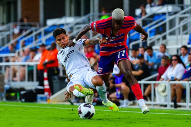 August 5, 2026, Mansfield, Texas, USA: MANSFIELD, TX : FC DallasÃ¢â‚¬â ¢ BERNARD KAMUNGO (77) and QueretaroÃ¢â‚¬â ¢s BAYRON DUARTE (24) get tangled up during their Leagues Cup 2026 match at Texas Health Mansfield Stadium in Mansfield on Wednesday. Mansfield USA - ZUMAm257 20260805_zsp_m257_010 Copyright: xBrianxMcLeanx