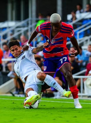 August 5, 2026, Mansfield, Texas, USA: MANSFIELD, TX : FC DallasÃ¢â‚¬â ¢ BERNARD KAMUNGO (77) and QueretaroÃ¢â‚¬â ¢s BAYRON DUARTE (24) get tangled up during their Leagues Cup 2026 match at Texas Health Mansfield Stadium in Mansfield on Wednesday. Mansfield USA - ZUMAm257 20260805_zsp_m257_012 Copyright: xBrianxMcLeanx