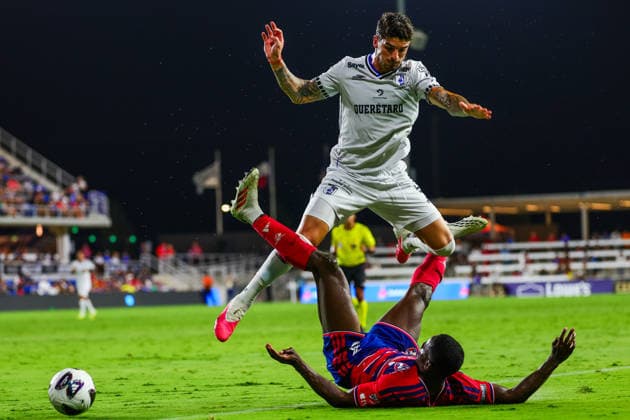 August 5, 2026, Mansfield, Texas, USA: MANSFIELD, TX : QueretaroÃ¢â‚¬â ¢s SANTIAGO HOMENCHENKO (5) attempts to avoid falling on FC DallasÃ¢â‚¬â ¢ OSAZE URHOGHIDE (3) during their Leagues Cup 2026 match at Texas Health Mansfield Stadium in Mansfield on Wednesday. Mansfield USA - ZUMAm257 20260805_zsp_m257_013 Copyright: xBrianxMcLeanx