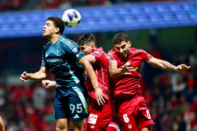 Leagues Cup: Toluca vs Seattle Sounders Bruno Mendez (C) and Andres Pereira of Toluca vie for the ball with Osaze de Rosario of Seattle Sounders FC during a Leagues Cup match between Toluca and Seattle Sounders FC at Estadio Nemesio Diez in Toluca, Mexico, 05 August 2026. Toluca Mexico  Copyright: xFelipexGutierrezx