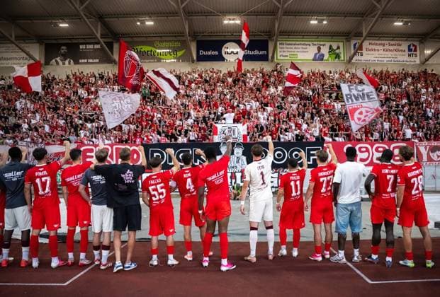 FUSSBALL REGIONALLIGA NORDOST - SAISON 2026-2027 - 3. SPIELTAG FC ROT WEISS ERFURT - SV TASMANIA BERLIN ** NUR FÜR REDAKTIONELLE ZWECKE ** EDITORIAL USE ONLY **<p>05 08 2026-Erfurt: Fussball Regionalliga Nordost 3. Spieltag Saison 2026-2027 Steigerwaldstadion FC Rot Weiss Erfurt - SV Tasmania Berlin im Foto: Die Erfurter Spieler feiern nach dem Sieg mit den Fans ( Deutschland Thueringen Erfurt Copyright: SaschaxFromm *** SOCCER REGIONAL LEAGUE NORTHEAST 2026–2027 SEASON, MATCHDAY 3: FC ROT WEISS ERFURT vs. SV TASMANIA BERLIN ** FOR EDITORIAL PURPOSES ONLY ** EDITORIAL USE ONLY ** August 5, 2026 Erfurt Soccer Regional League Northeast Matchday 3, 2026–2027 Season Steigerwaldstadion FC Rot Weiss Erfurt vs. SV Tasmania Berlin in the photo: The Erfurt players celebrate their victory with the fans Germany Thuringia Erfurt Copyright SaschaxFromm Copyright: SaschaxFromm doc871buvrql8m1lt01oug7 ,EDITORIAL USE ONLY