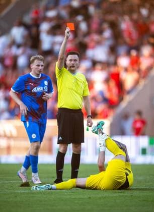 FUSSBALL REGIONALLIGA NORDOST - SAISON 2026-2027 - 3. SPIELTAG FC ROT WEISS ERFURT - SV TASMANIA BERLIN ** NUR FÜR REDAKTIONELLE ZWECKE ** EDITORIAL USE ONLY **<p>05 08 2026-Erfurt: Fussball Regionalliga Nordost 3. Spieltag Saison 2026-2027 Steigerwaldstadion FC Rot Weiss Erfurt - SV Tasmania Berlin im Foto: Torhüter Mateusz Mika 33 (SV Tasmania Berlin) bekommt nach diesem Zweikampf mit Raphael Assibey-Mensah 7 (FC Rot Weiss Erfurt) die Rote Karte ( Deutschland Thueringen Erfurt Copyright: SaschaxFromm *** SOCCER REGIONAL LEAGUE NORTHEAST 2026–2027 SEASON, MATCHDAY 3: FC ROT WEISS ERFURT vs. SV TASMANIA BERLIN ** FOR EDITORIAL PURPOSES ONLY ** EDITORIAL USE ONLY ** August 5, 2026 Erfurt Soccer Regional League Northeast Matchday 3, 2026–2027 Season, Steigerwaldstadion: FC Rot Weiss Erfurt vs. SV Tasmania Berlin. Pictured: Goalkeeper Mateusz Mika (33) of SV Tasmania Berlin receives a red card after this tackle with Raphael Assibey Mensah (7) of FC Rot Weiss Erfurt, SV Tasmania Berlin is shown the red card. Germany, Thuringia, Erfurt. Copyright SaschaxFromm Copyright: SaschaxFromm doc871c0e58d60bbz0juam ,EDITORIAL USE ONLY