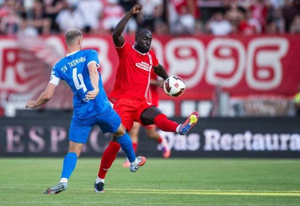 FUSSBALL REGIONALLIGA NORDOST - SAISON 2026-2027 - 3. SPIELTAG FC ROT WEISS ERFURT - SV TASMANIA BERLIN ** NUR FÜR REDAKTIONELLE ZWECKE ** EDITORIAL USE ONLY **<p>05 08 2026-Erfurt: Fussball Regionalliga Nordost 3. Spieltag Saison 2026-2027 Steigerwaldstadion FC Rot Weiss Erfurt - SV Tasmania Berlin im Foto: Raphael Assibey-Mensah 7 (FC Rot Weiss Erfurt) im Zweikampf mit Steffen Eder 4 (SV Tasmania Berlin) ( Deutschland Thueringen Erfurt Copyright: SaschaxFromm *** SOCCER REGIONAL LEAGUE NORTHEAST 2026–2027 SEASON, MATCHDAY 3: FC ROT WEISS ERFURT VS. SV TASMANIA BERLIN ** FOR EDITORIAL PURPOSES ONLY ** EDITORIAL USE ONLY ** August 5, 2026 Erfurt Soccer Northeast Regional League Matchday 3, 2026–2027 Season, Steigerwaldstadion: FC Rot Weiss Erfurt vs. SV Tasmania Berlin. Photo by Raphael Assibey Mensah 7: FC Rot Weiss Erfurt in a tackle with Steffen E4 SV Tasmania Berlin, Germany, Thuringia, Erfurt. Copyright SaschaxFromm Copyright: SaschaxFromm doc871cakiv0ibf2qalt0d ,EDITORIAL USE ONLY