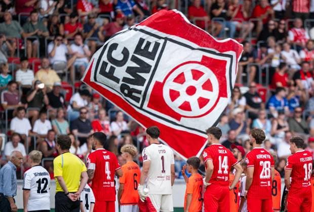 FUSSBALL REGIONALLIGA NORDOST - SAISON 2026-2027 - 3. SPIELTAG FC ROT WEISS ERFURT - SV TASMANIA BERLIN ** NUR FÜR REDAKTIONELLE ZWECKE ** EDITORIAL USE ONLY **<p>05 08 2026-Erfurt: Fussball Regionalliga Nordost 3. Spieltag Saison 2026-2027 Steigerwaldstadion FC Rot Weiss Erfurt - SV Tasmania Berlin im Foto: Einlauf der Mannschaften ( Deutschland Thueringen Erfurt Copyright: SaschaxFromm *** SOCCER REGIONAL LEAGUE NORTHEAST 2026–2027 SEASON, MATCHDAY 3: FC ROT WEISS ERFURT vs. SV TASMANIA BERLIN ** FOR EDITORIAL PURPOSES ONLY ** EDITORIAL USE ONLY ** p August 5, 2026 Erfurt Soccer Regional League Northeast Matchday 3, 2026–2027 Season Steigerwaldstadion FC Rot Weiss Erfurt vs. SV Tasmania Berlin in the photo: Teams entering the field Germany Thuringia Erfurt Copyright SaschaxFromm Copyright: SaschaxFromm doc871ce8s3frlo2k0epfk ,EDITORIAL USE ONLY