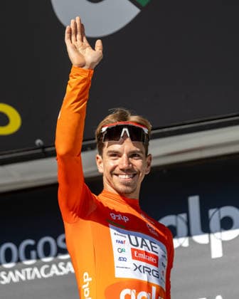 Volta A Portugal 2026 - Prologue Rui Oliveira of UAE Team Emirates XRG celebrates on the podium after winning the Galp Points Classification (Orange Jersey) following the Prologue of the Volta a Portugal 2026 in Lisbon, Portugal, on August 5, 2026. Lisbon Portugal  Copyright: xEduardoxAlmeidax originalFilename:almeida-voltaapo260805_npEdC.jpg