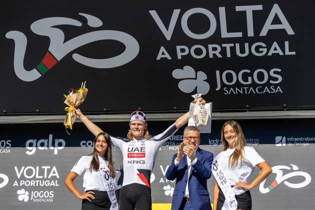 Volta A Portugal 2026 - Prologue Julius Johansen of UAE Team Emirates XRG celebrates on the podium after winning the Prologue of the Volta a Portugal 2026 in Lisbon, Portugal, on August 5, 2026. Lisbon Portugal  Copyright: xEduardoxAlmeidax originalFilename:almeida-voltaapo260805_npXFC.jpg