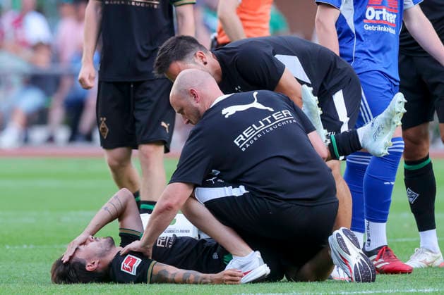 Jens Castrop (Borussia Moenchengladbach) liegt verletzt auf dem Rasen und wird anschliessen in ein Krankenhaus gebracht waehrend des Freundschaftsspiels zwischen dem FC Rottach-Egern und Borussia Moenchengladbach, Stadion Birkenmoos am 05. August 2026 in Rottach-Egern, Deutschland. (Foto von Marco Steinbrenner DeFodi Images) +++ Jens Castrop (Borussia Moenchengladbach) is lying injured on the pitch and will subsequently be taken to hospital during the Friendly match between FC Rottach-Egern and Borussia Moenchengladbach at Stadion Birkenmoos on August 5, 2026 in Rottach-Egern, Germany. (Photo by Marco Steinbrenner DeFodi Images) (Photo by Marco Steinbrenner DeFodi Images) - *** Jens Castrop of Borussia Mönchengladbach lies injured on the field and will subsequently be taken to a hospital during the friendly match between FC Rottach Egern and Borussia Mönchengladbach at Birkenmoos Stadium on August 5, 2026, in Rottach Egern, Germany Photo by Marco Steinbrenner DeFodi Images Jens Castrop of Borussia Mönchengladbach is lying injured on the field and will subsequently be taken to the hospital during the friendly match between FC Rottach Egern and Borussia Mönchengladbach at Stadion Birkenmoos on August 5, 2026 in Rottach Egern, Germany. Photo by Marco Steinbrenner, DeFodi Images. Photo by Marco Steinbrenner, DeFodi Images.