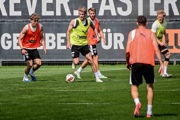 Westphal Jannik Eric Smith Lars Ritzka ( Pauli ) Deutschland , Hamburg , Trainingsgelände an der Kollaustrasse , Fussball , 2. Bundesliga , FC St Pauli *** Westphal, Jannik, Eric Smith, Lars Ritzka, Pauli, Germany, Hamburg, Training Facility on Kollaustrasse, Soccer, 2. Bundesliga, FC St. Pauli