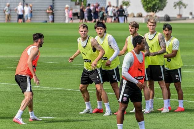 Branimir Hrgota Nemeth David Tomoya Ando Marcus Mathisen Eric Smith Nick Schmidt ( Pauli ) warten auf einen Eckball Deutschland , Hamburg , Trainingsgelände an der Kollaustrasse , Fussball , 2. Bundesliga , FC St Pauli *** Branimir Hrgota, Nemeth, David, Tomoya Ando, Marcus Mathisen, Eric Smith, and Nick Schmidt of St. Pauli are waiting for a corner kick; Germany, Hamburg, training facility on Kollaustrasse, soccer, 2. Bundesliga, FC St. Pauli