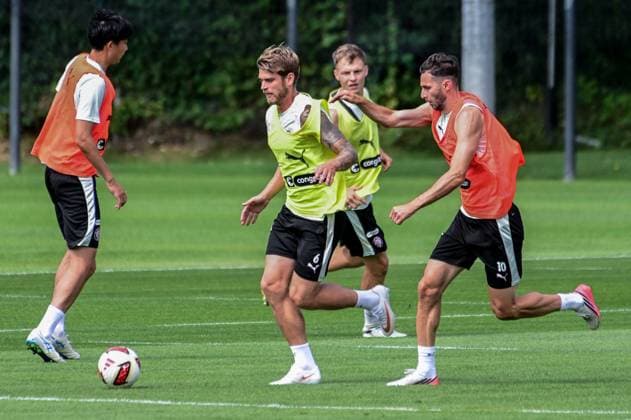 Marcus Mathisen Branimir Hrgota ( Pauli ) Deutschland , Hamburg , Trainingsgelände an der Kollaustrasse , Fussball , 2. Bundesliga , FC St Pauli *** Marcus Mathisen, Branimir Hrgota, St. Pauli, Germany, Hamburg, Training Facility on Kollaustrasse, Soccer, 2. Bundesliga, FC St. Pauli