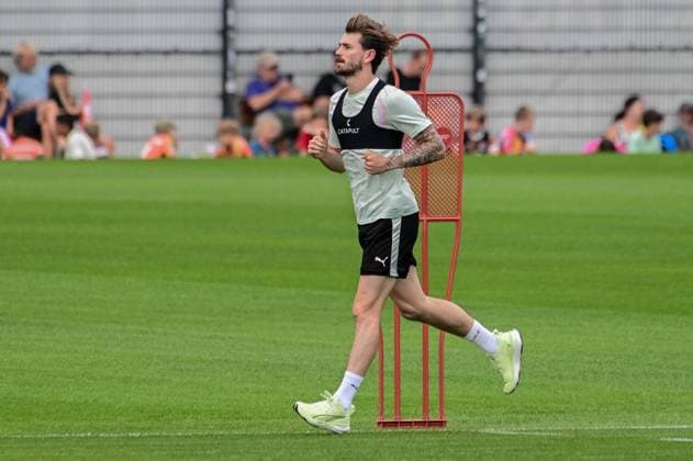Lauftraining Connor Metcalfe ( Pauli ) Deutschland , Hamburg , Trainingsgelände an der Kollaustrasse , Fussball , 2. Bundesliga , FC St Pauli *** Running Training: Connor Metcalfe, St. Pauli, Germany, Hamburg, Training Facility on Kollaustrasse, Soccer, 2. Bundesliga, FC St. Pauli