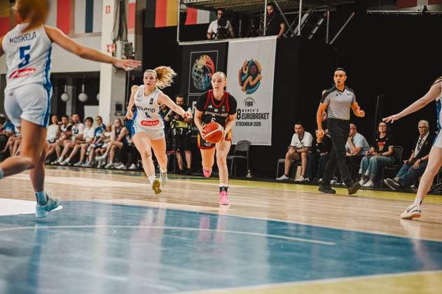 RECORD DATE NOT STATED Laura Knaup ( 4; Finnland) treibt den Ball im Fastbreak voran, während eine deutsche Spielerin mit dem Ball dicht hinter ihr läuft. Im Hintergrund ist das FIBA Women s EuroBasket Stockholm 2026-Banner deutlich sichtbar. Laura Knaup ( 4; Finnland) im Fastbreak gegen Deutschland bei FIBA EuroBasket *** Laura Knaup (No. 4, Finland) drives the ball up the court on a fast break, while a German player with the ball runs close behind her. In the background, the FIBA Women’s EuroBasket Stockholm 2026 banner is clearly visible. Laura Knaup (No. 4, Finland) on a fast break against Germany at FIBA EuroBasket. Copyright: xJoelxKruehlerx