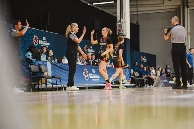 RECORD DATE NOT STATED Noemi Schonauer ( 6; Deutschland) gibt einer Trainerin beim Einwechseln einen High-Five an der Seitenlinie der FIBA U18 Women s EuroBasket in Stockholm. Ein Schiedsrichter beobachtet den Wechsel, im Hintergrund sind Zuschauer und Offizielle zu sehen. Noemi Schonauer ( 6; Deutschland) High-Five mit Trainerin bei FIBA U18 EuroBasket *** Noemi Schonauer 6 (Germany) gives a coach a high five on the sideline during a substitution at the FIBA U18 Women’s EuroBasket in Stockholm. A referee watches the substitution, with spectators and officials visible in the background. Noemi Schonauer (No. 6, Germany) high-fives her coach at the FIBA U18 EuroBasket Copyright: xJoelxKruehlerx