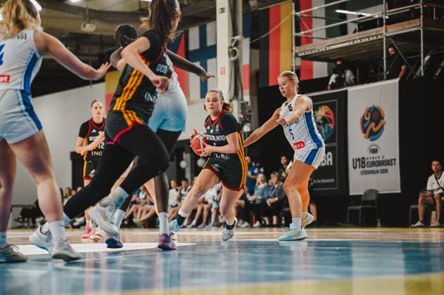 RECORD DATE NOT STATED Lara Gierlich ( 12; Deutschland) treibt den Ball durch die finnische Verteidigung beim FIBA U18 Women s EuroBasket 2025 in Stockholm. Mehrere Spielerinnen beider Teams sind in der dynamischen Szene auf dem Parkett der Kistamässan zu sehen. Lara Gierlich ( 12; Deutschland) im Angriff bei der FIBA U18 Women s EuroBasket *** Lara Gierlich 12 of Germany drives the ball through the Finnish defense at the 2025 FIBA U18 Women’s EuroBasket in Stockholm. Several players from both teams can be seen in this dynamic scene on the court at Kistamässan. Lara Gierlich 12 of Germany on the attack at the FIBA U18 Women’s EuroBasket Copyright: xJoelxKruehlerx