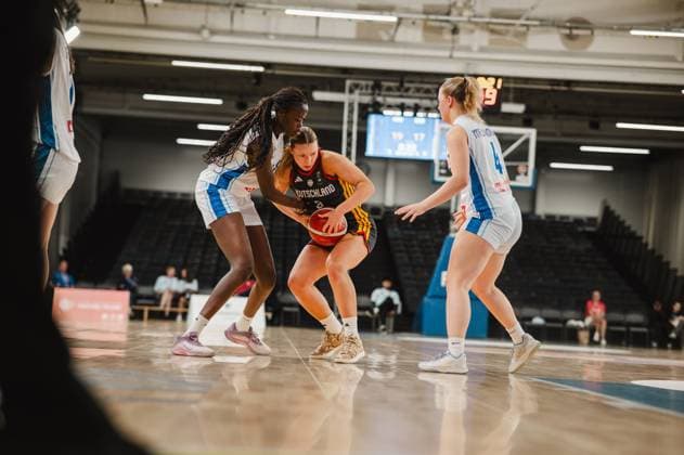 RECORD DATE NOT STATED Darina Zraychenko behauptet den Ball gegen zwei Gegenspielerinnen Finnlands in einer intensiven Zweikampfszene auf dem Parkett der Kistamässan in Stockholm. Die Anzeigetafel im Hintergrund zeigt einen knappen Spielstand. Darina Zraychenko ( 8; Deutschland) im Zweikampf in Stockholm *** Darina Zraychenko holds onto the ball against two Finnish opponents in an intense battle for possession on the court at Kistamässan in Stockholm. The scoreboard in the background shows a close score: Darina Zraychenko 8, Germany in a battle for possession in Stockholm Copyright: xJoelxKruehlerx