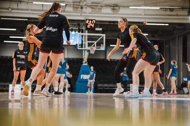 RECORD DATE NOT STATED Mehrere Spielerinnen des deutschen Basketball-Nationalteams absolvieren ihre Aufwärmübungen in der Kistamässan in Stockholm. Frederike Askamp ist mit ihrem Nachnamen auf dem Trikot klar erkennbar, im Hintergrund ist ein FIBA-Banner sowie das Spielfeld-Korb sichtbar. Frederike Askamp ( 14; Deutschland) beim Aufwärmen in der Kistamässan Stockholm *** Several players from the German national basketball team are doing their warm-up exercises at the Kistamässan in Stockholm. Frederike Askamp is easily recognizable by her last name on her jersey, with a FIBA banner and the court’s basket visible in the background. Frederike Askamp, No. 14 for Germany, warming up at Kistamässan in Stockholm. Copyright: xJoelxKruehlerx