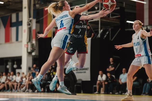 RECORD DATE NOT STATED Emma Steinbicker ( 7; Deutschland) kämpft beim Korbanlauf gegen Emili Melnikova ( 4; Finnland) um den Ball, beide Spielerinnen sind in der Luft. Im Hintergrund beobachtet eine weitere Finnland-Spielerin die Szene. Emma Steinbicker ( 7; Deutschland) im Zweikampf gegen Emili Melnikova ( 4; Finnland) *** Emma Steinbicker (7, Germany) battles for the ball against Emili Melnikova (4, Finland) on a fast break; both players are in the air. In the background, another Finnish player watches the action. Emma Steinbicker (7, Germany) goes head-to-head with Emili Melnikova (4, Finland). Copyright: xJoelxKruehlerx