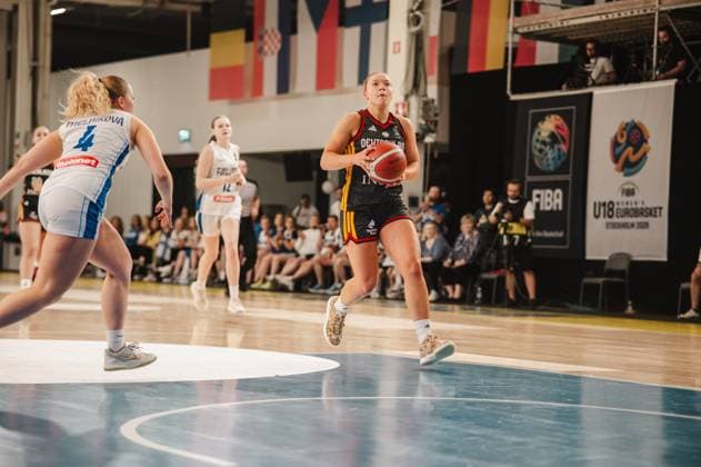 RECORD DATE NOT STATED Darina Zraychenko trägt den Ball in Richtung Korb und zieht an der finnischen Verteidigung vorbei. Im Hintergrund ist das FIBA U18 Women s EuroBasket 2025-Banner in der Kistamässan Stockholm sichtbar. Darina Zraychenko ( 8; Deutschland) mit Ball beim Angriff *** Darina Zraychenko drives toward the basket and cuts past the Finnish defense. In the background, the FIBA U18 Women’s EuroBasket 2025 banner is visible at Kistamässan in Stockholm. Darina Zraychenko (No. 8, Germany) with the ball on the offensive end. Copyright: xJoelxKruehlerx