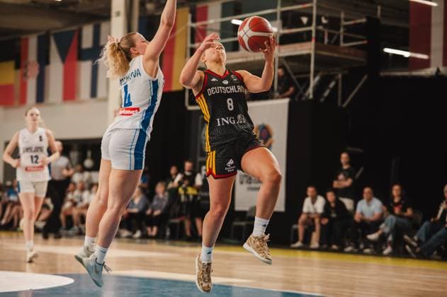 RECORD DATE NOT STATED Darina Zraychenko ( 8; Deutschland) zieht zum Korb und wird von einer Spielerin Finnlands geblockt. Der Ball ist klar im Bild, beide Spielerinnen sind in der Luft. Darina Zraychenko ( 8; Deutschland) beim Korbleger gegen Finnland *** Darina Zraychenko 8 of Germany drives to the basket and is blocked by a Finnish player. The ball is clearly visible in the frame; both players are in the air. Darina Zraychenko 8 of Germany attempts a layup against Finland. Copyright: xJoelxKruehlerx