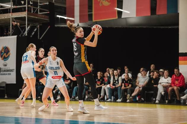 RECORD DATE NOT STATED Lilli Schultze ( 16; Deutschland) springt mit dem Ball in den Händen zur Wurfvorbereitung, während eine Spielerin Finnlands in Abwehrstellung steht. Im Hintergrund sind weitere Spielerinnen beider Teams sowie die Teambank zu sehen. Lilli Schultze ( 16; Deutschland) im Angriff beim FIBA U18 EuroBasket *** Lilli Schultze (No. 16) of Germany jumps with the ball in her hands to set up a shot, while a Finnish player stands in a defensive position. In the background, other players from both teams and the team bench can be seen. Lilli Schultze (No. 16) of Germany on offense at the FIBA U18 EuroBasket Copyright: xJoelxKruehlerx