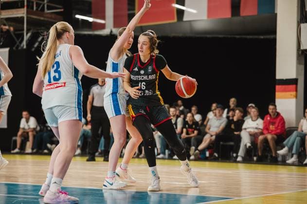 RECORD DATE NOT STATED Lilli Schultze ( 16; Deutschland) treibt den Ball mit Körpereinsatz an einer finnischen Verteidigerin vorbei. Im Hintergrund verfolgen Zuschauer das Spiel in der Kistamässan in Stockholm. Lilli Schultze ( 16; Deutschland) im Dribbling gegen finnische Verteidigung *** Lilli Schultze, 16, of Germany uses her body to drive past a Finnish defender. In the background, spectators watch the game at Kistamässan in Stockholm. Lilli Schultze, 16, of Germany dribbles past the Finnish defense. Copyright: xJoelxKruehlerx