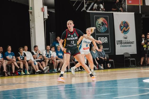 RECORD DATE NOT STATED Mia Wiegand ( 13; Deutschland) behauptet sich im Positionskampf gegen eine Spielerin Finnlands ( 4) auf dem Parkett der Kistamässan in Stockholm. Im Hintergrund sind Zuschauer und das FIBA U18 Women s EuroBasket 2026-Banner sichtbar. Mia Wiegand ( 13; Deutschland) im Zweikampf gegen Finland beim FIBA U18 EuroBasket *** Mia Wiegand 13 of Germany holds her ground in a battle for position against a Finnish player 4 on the court at Kistamässan in Stockholm. Spectators and the FIBA U18 Women’s EuroBasket 2026 banner are visible in the background. Mia Wiegand 13 of Germany in a one-on-one battle against Finland at the FIBA U18 EuroBasket Copyright: xJoelxKruehlerx