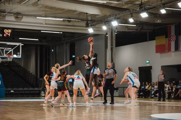 RECORD DATE NOT STATED Aluel Machol ( 15; Deutschland) und eine Spielerin Finnlands kämpfen beim Sprungball um den Basketball in der Kistamässan Stockholm. Mehrere Spielerinnen beider Teams positionieren sich um den Mittelpunkt. Aluel Machol ( 15; Deutschland) beim Sprungball gegen Finnland *** Aluel Machol 15 of Germany and a Finnish player battle for the ball during the jump ball at Kistamässan in Stockholm. Several players from both teams position themselves around the center circle. Aluel Machol 15 of Germany during the jump ball against Finland Copyright: xJoelxKruehlerx