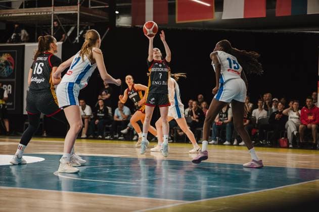 RECORD DATE NOT STATED Darina Zraychenko ( 8; Deutschland) springt zum Korbwurf auf und hält den Basketball mit beiden Händen über dem Kopf. Lilli Schultze ( 16; Deutschland) und eine Gegenspielerin mit 15 sind im Bild sichtbar. Darina Zraychenko ( 8; Deutschland) beim Korbwurf in Stockholm *** Darina Zraychenko, No. 8, Germany, jumps to shoot and holds the basketball above her head with both hands. Lilli Schultze, No. 16, Germany, and an opposing player wearing No. 15 are visible in the photo. Darina Zraychenko, No. 8, Germany, shooting in Stockholm Copyright: xJoelxKruehlerx