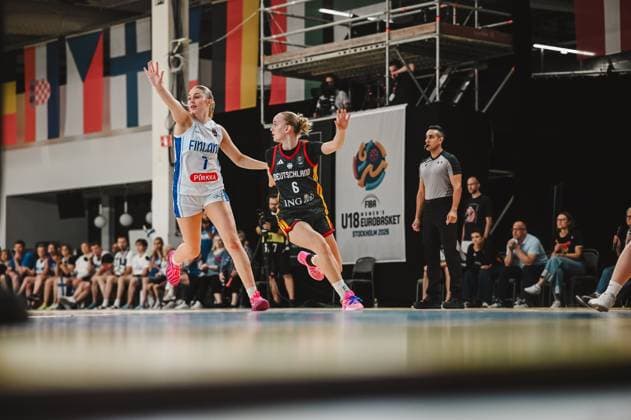 RECORD DATE NOT STATED Eine Spielerin Finnlands ( 7) springt mit erhobener Hand auf, während Noemi Schonauer ( 6; Deutschland) in der Defensivstellung dagegenhält. Im Hintergrund ist das FIBA U18 Women s EuroBasket Stockholm 2025-Banner sichtbar. Zweikampf zwischen Finnland und Deutschland bei der FIBA U18 Women s EuroBasket *** A Finnish player (No. 7) jumps with her hand raised, while Noemi Schonauer (No. 6) of Germany blocks her in a defensive stance. In the background, the FIBA U18 Women’s EuroBasket Stockholm 2025 banner is visible. A matchup between Finland and Germany at the FIBA U18 Women’s EuroBasket Copyright: xJoelxKruehlerx