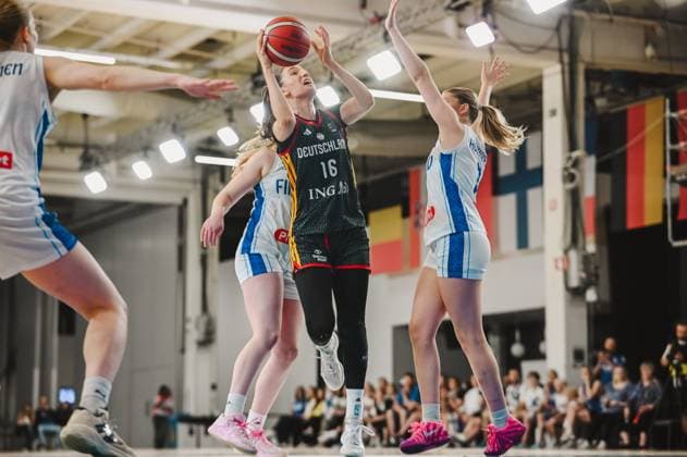 RECORD DATE NOT STATED Lilli Schultze ( 16; Deutschland) zieht unter dem Korb hoch und nimmt den Abschluss, während zwei finnische Spielerinnen die Arme zur Abwehr strecken. Im Hintergrund sind die Nationalflaggen Deutschlands und Finnlands zu sehen. Lilli Schultze ( 16; Deutschland) beim Korbwurf gegen Finnland *** Lilli Schultze, No. 16, of Germany cuts to the basket and takes the shot, while two Finnish players extend their arms to block it. In the background, the national flags of Germany and Finland are visible. Lilli Schultze, No. 16, of Germany, shooting against Finland Copyright: xJoelxKruehlerx