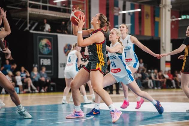 RECORD DATE NOT STATED Eine Spielerin Deutschlands treibt mit dem Ball zum Korb und wird von einer Finnland-Spielerin ( 10) gedrängt. Die Szene findet in der Kistamässan in Stockholm statt, im Hintergrund sind Länderflaggen und FIBA-Logos sichtbar. Deutsche Spielerin im Korbangriff gegen Finnland bei FIBA-Turnier *** A German player drives toward the basket with the ball and is pushed by a Finnish player wearing number 10. The scene takes place at the Kistamässan in Stockholm; national flags and FIBA logos are visible in the background. German player driving to the basket against Finland at a FIBA tournament Copyright: xJoelxKruehlerx