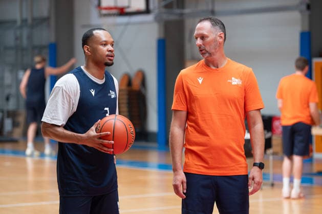 easycredit BBL Basketball Bundesliga 2026 2027 Medientraining Science City Jena am 06.08.2026 v.re. im Austausch Chef Trainer Steven Esterkamp mit Spieler Jemarl Baker Jr. , beide waren letzte Saison in Bremerhaven Sparkassen Arena *** easycredit BBL Basketball Bundesliga 2026–2027 Media Training at Science City Jena on August 6, 2026, featuring Head Coach Steven Esterkamp in conversation with player Jemarl Baker Jr.; both were at the Sparkassen Arena in Bremerhaven last season