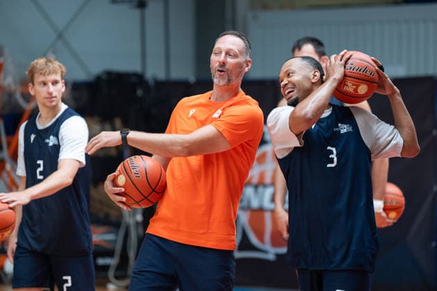 easycredit BBL Basketball Bundesliga 2026 2027 Medientraining Science City Jena am 06.08.2026 Haben sichtlich Spaß v.li. Chef Trainer Steven Esterkamp und Spieler Jemarl Baker Jr. Links im Hintergrund Raphael Falkenthal Sparkassen Arena *** easycredit BBL Basketball Bundesliga 2026–2027 Media Training at Science City Jena on August 6, 2026. Head Coach Steven Esterkamp and player Jemarl Baker Jr. are clearly having fun. Raphael Falkenthal is in the background on the left at the Sparkassen Arena.